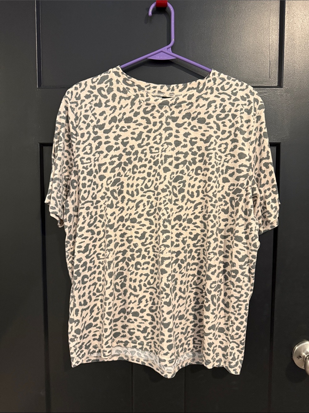 Leopard Print Short Sleeve Tee in Light Beige and Gray